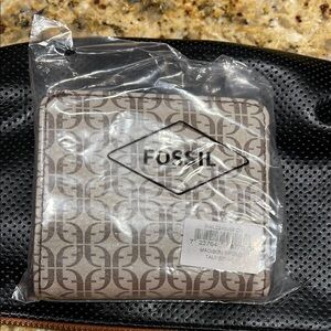 NWT compact Fossil wallet